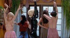 Голая грудь Айони Скай в фильме «Четыре комнаты» фото #3