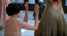 Голая грудь Айони Скай в фильме «Четыре комнаты» фото #4