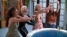 Голая грудь Айони Скай в фильме «Четыре комнаты» фото #8