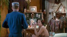 Голая грудь Айони Скай в фильме «Четыре комнаты» фото #11