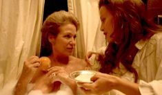 Александра Стюарт засветила грудь в фильме «Семь слуг»