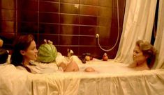 Александра Стюарт засветила грудь в фильме «Семь слуг»