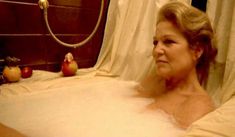 Александра Стюарт засветила грудь в фильме «Семь слуг»