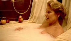 Александра Стюарт засветила грудь в фильме «Семь слуг»