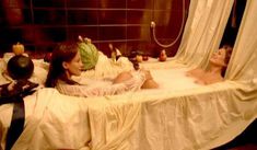 Александра Стюарт засветила грудь в фильме «Семь слуг»