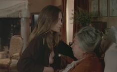 Голая грудь Александры Стюарт в фильме «Черная луна» фото #3