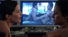 Голая грудь Александры Хедисон в сериале «Секс в другом городе» фото #2