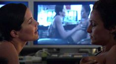 Голая грудь Александры Хедисон в сериале «Секс в другом городе» фото #3