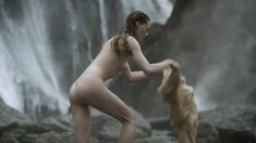 Голая Алисса Сазерленд в сериале «Викинги» фото #3