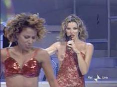 Голая Альба Париетти засветила голую грудь в фильме «Порочная связь» фото #2