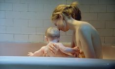 Голая Альба Рорвахер в фильме «Голодные сердца» фото #10