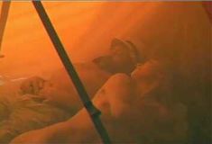 Голая Аманда Донохью в фильме «Отверженный» фото #10