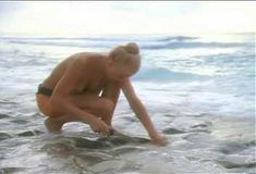 Голая Аманда Донохью в фильме «Отверженный» фото #24