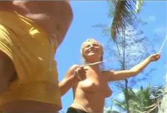 Голая Аманда Донохью в фильме «Отверженный» фото #33