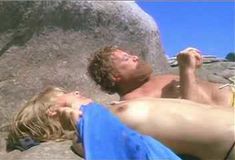 Голая Аманда Донохью в фильме «Отверженный» фото #45