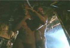 Голая Аманда Донохью в фильме «Отверженный» фото #121