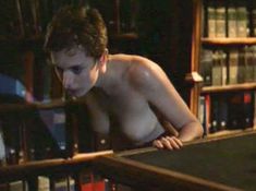 Полностью голая Аманда Оомс в сериале «Волчица» фото #6