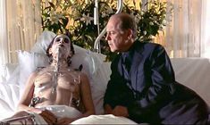 Голая Аманда Пламмер в фильме «8 1.2 женщин» фото #7