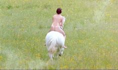 Голая Аманда Пламмер в фильме «8 1.2 женщин» фото #18