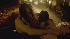 Голая грудь Амиры Касар в сериале «Версаль» фото #2