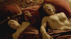 Голая грудь Амиры Касар в сериале «Версаль» фото #4