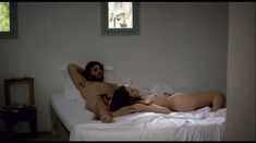 Голая Анаис Демустье в фильме «Любовь и свежая вода»