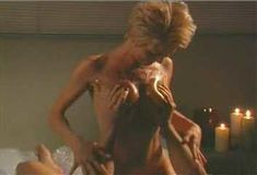 Полностью голая Анджела Дейвис в фильме «Дешевый трепет» фото #28