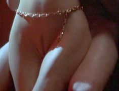 Голая Анджела Дейвис в фильме «Наши скрытые жизни» фото #3