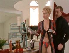 Голая Анджела Дейвис в фильме «Наши скрытые жизни» фото #12