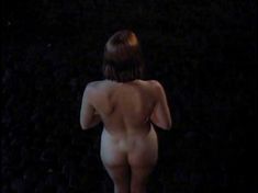 Голая Анджела Фезерстоун в фильме «Темный ангел» фото #1