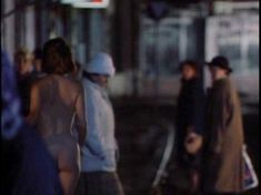 Голая Анджела Фезерстоун в фильме «Темный ангел» фото #4