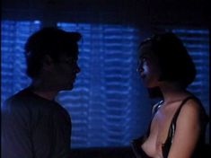 Голая Анджела Фезерстоун в фильме «Темный ангел» фото #7