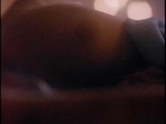 Голая Анджела Фезерстоун в фильме «Темный ангел» фото #8