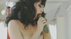 Голая Анджелита Франко в фильме «Подглядывающий на кухне» фото #10