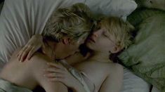 Анна Мария Мюэ засветила голую грудь и попу в фильме «К чему помыслы о любви?» фото #7