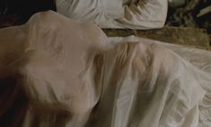 Голая грудь Анны Фальчи в фильме «Влюблённый гробовщик» фото #5