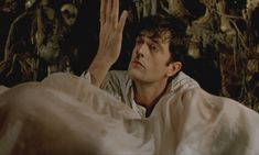 Голая грудь Анны Фальчи в фильме «Влюблённый гробовщик» фото #6