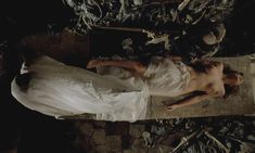 Голая грудь Анны Фальчи в фильме «Влюблённый гробовщик» фото #8