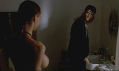 Голая грудь Анны Фальчи в фильме «Влюблённый гробовщик» фото #9