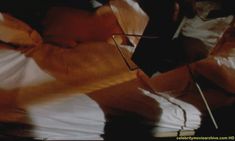 Голая грудь Анны Фальчи в фильме «Влюблённый гробовщик» фото #13