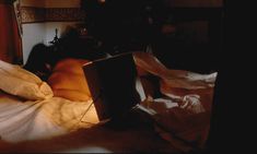 Голая грудь Анны Фальчи в фильме «Влюблённый гробовщик» фото #15