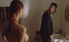 Голая грудь Анны Фальчи в фильме «Влюблённый гробовщик» фото #17