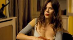 Анна Фрил засветила грудь в фильме «Телохранитель» фото #4