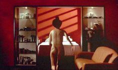 Анни Шизука Ино показала голую попку в фильме «8 1.2 женщин» фото #1