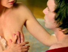 Голая Ариель Домбаль в сериале «Дневники «Красной туфельки»» фото #22