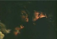 Голая грудь Афифи Алауи в фильме «Смертельный уик-энд» фото #1