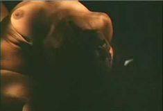 Голая грудь Афифи Алауи в фильме «Смертельный уик-энд» фото #4