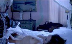 Барбара Де Росси оголила грудь и писю в фильме «Носферату в Венеции» фото #2