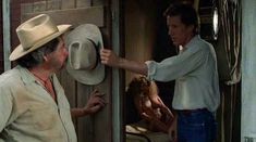 Голая Барбара Итон в фильме «Вездесущий» фото #4