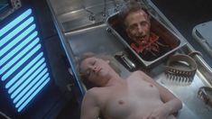 Голая Барбара Крэмптон в фильме «Реаниматор» фото #5